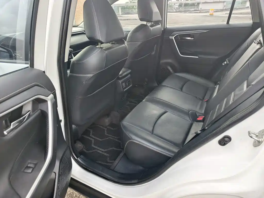 Toyota RAV4 — фото 9