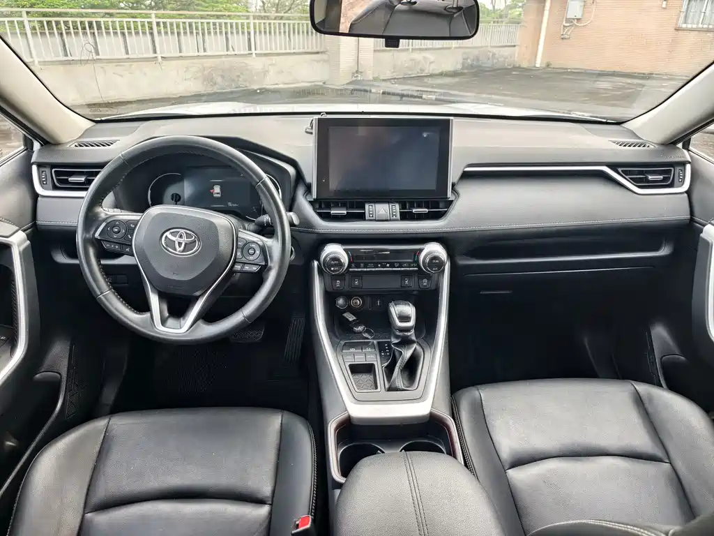 Toyota RAV4 — фото 10