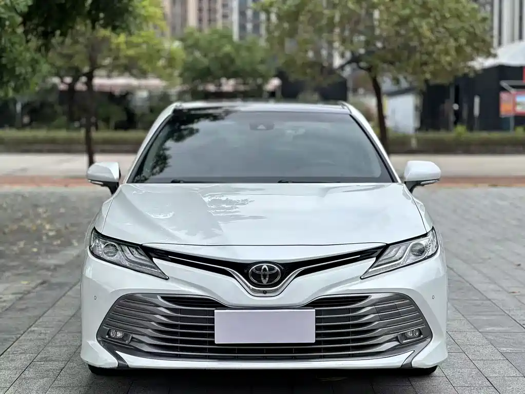 Toyota Camry — фото 2