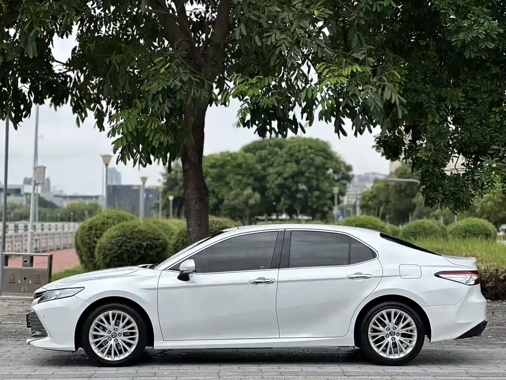 Toyota Camry — фото 14