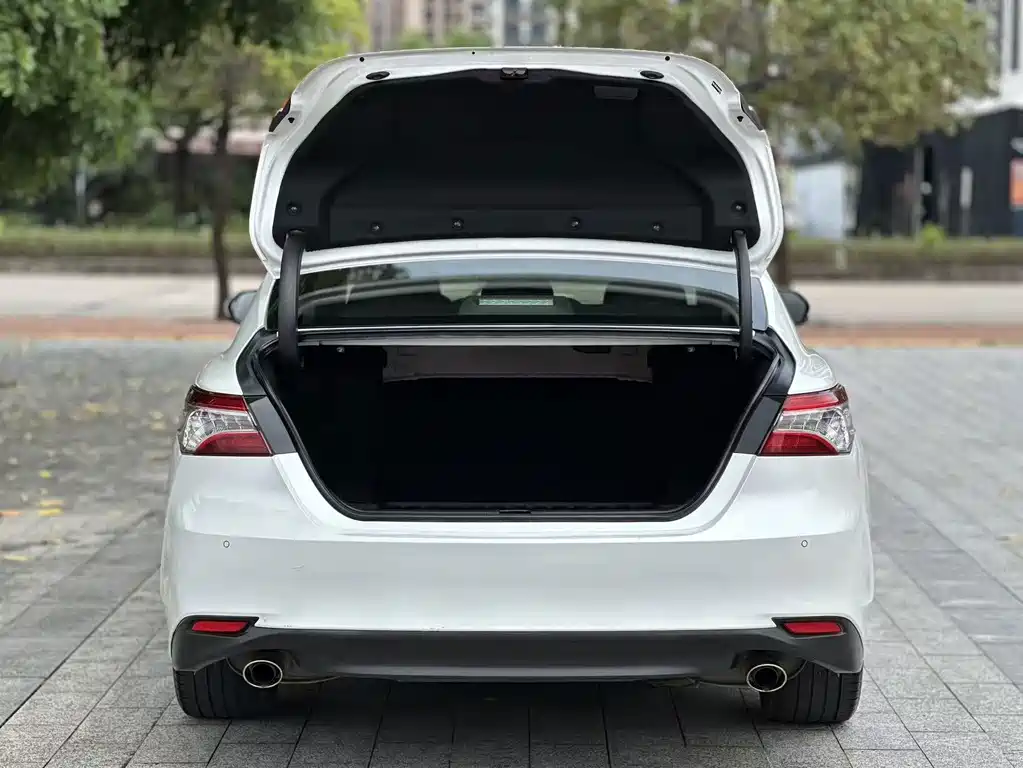 Toyota Camry — фото 15