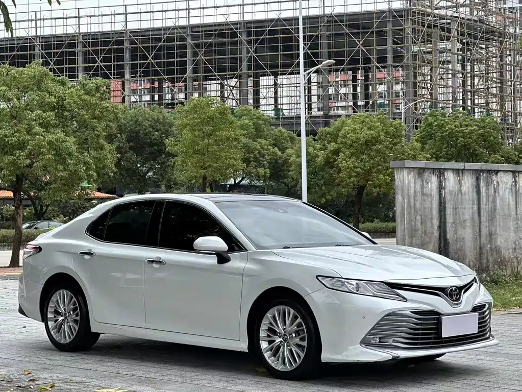 Toyota Camry — фото 3