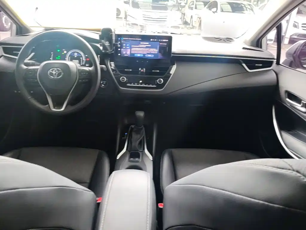 Toyota Corolla — фото 10