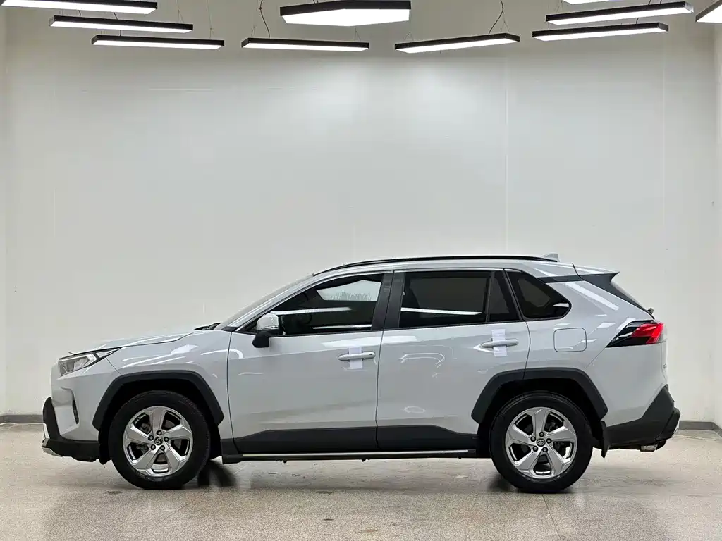 Toyota RAV4 — фото 13