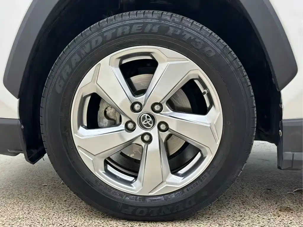 Toyota RAV4 — фото 14