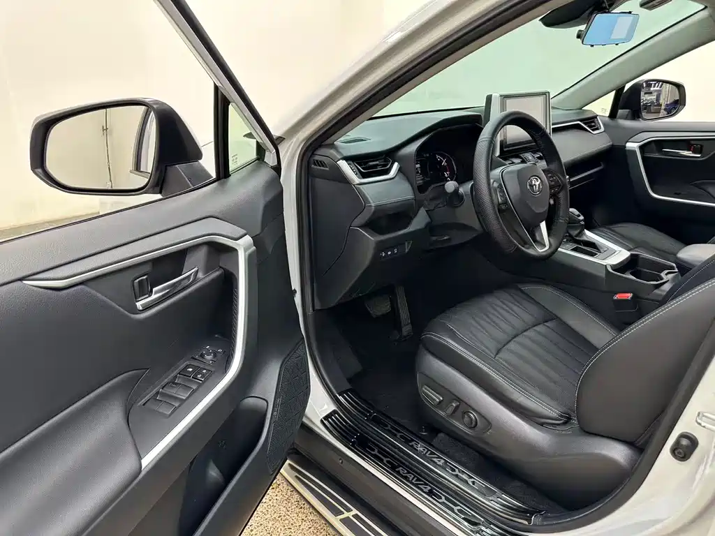 Toyota RAV4 — фото 17