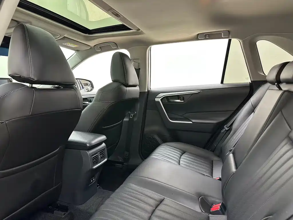 Toyota RAV4 — фото 19