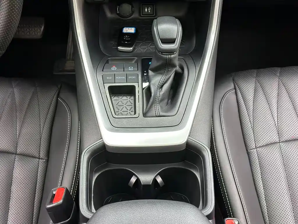 Toyota RAV4 — фото 20