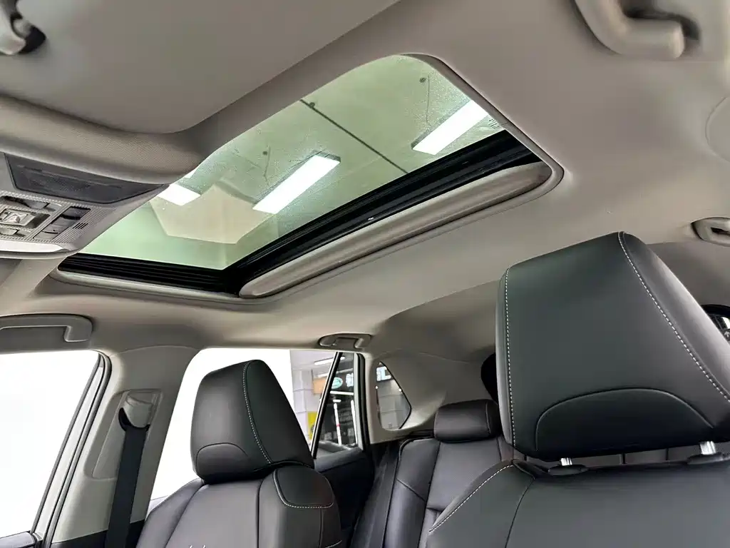 Toyota RAV4 — фото 25