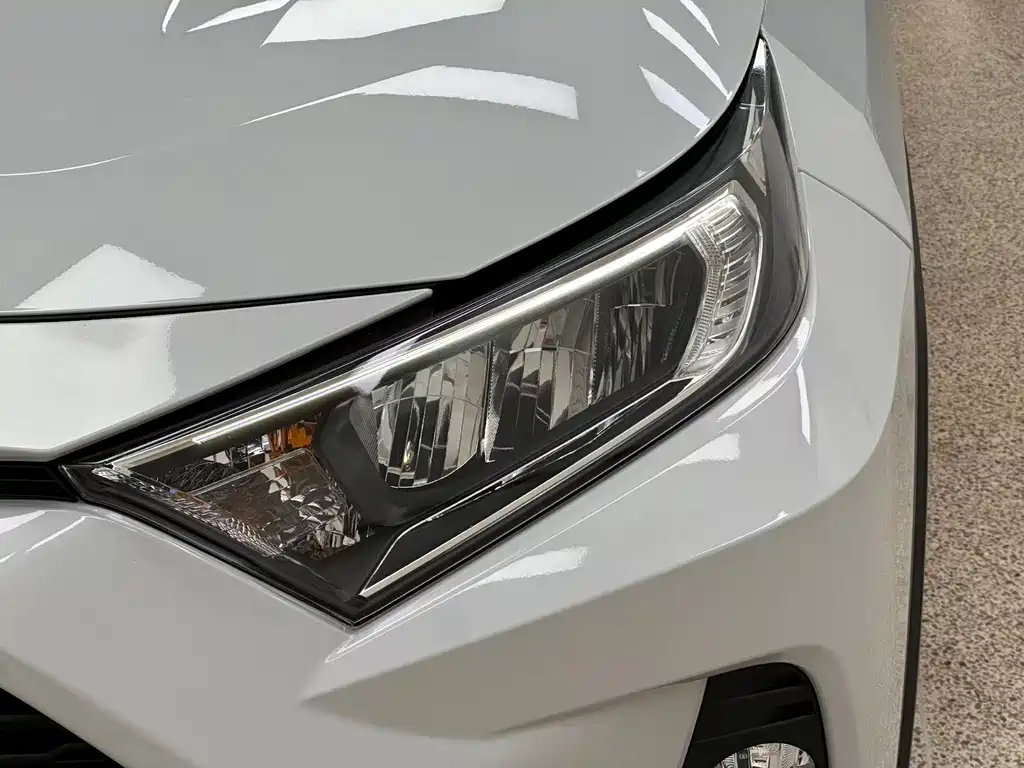 Toyota RAV4 — фото 29