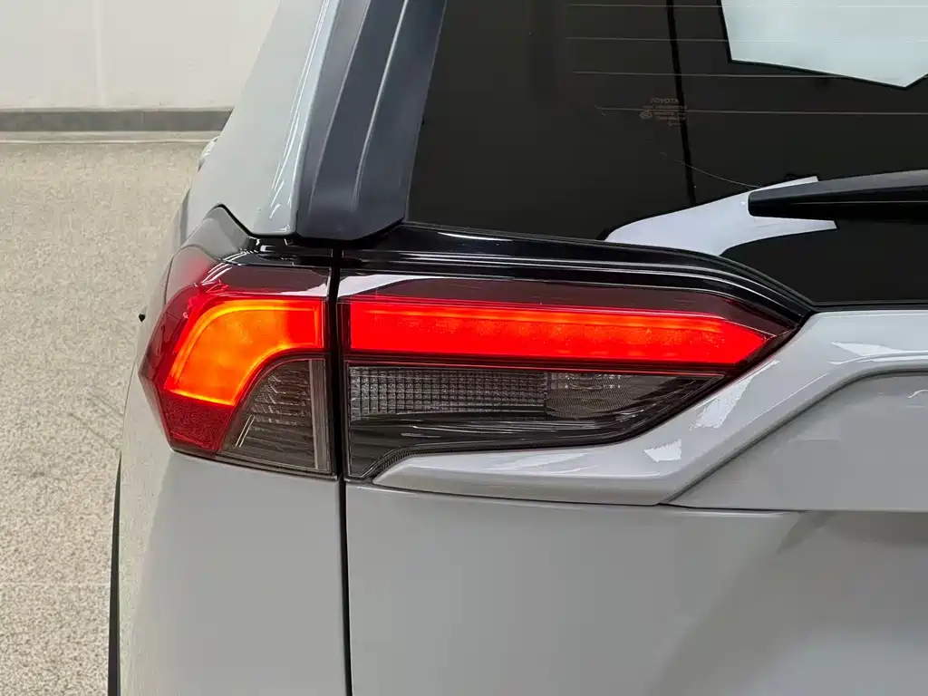 Toyota RAV4 — фото 30