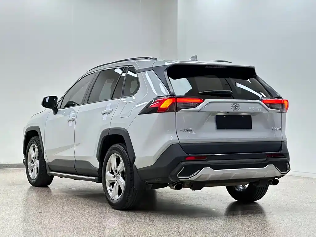 Toyota RAV4 — фото 6