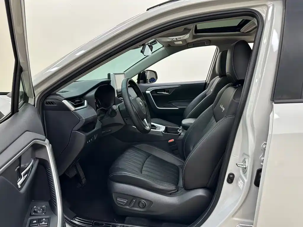 Toyota RAV4 — фото 7
