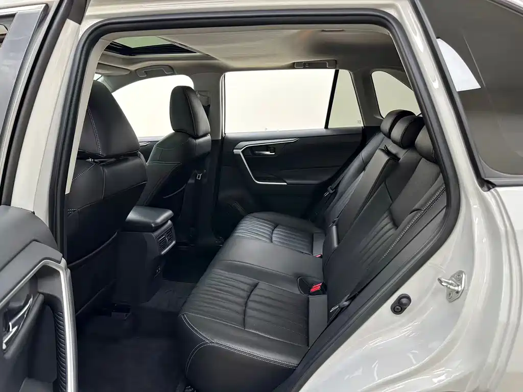 Toyota RAV4 — фото 8