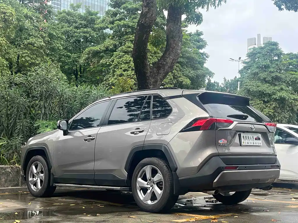 Toyota RAV4 — фото 4