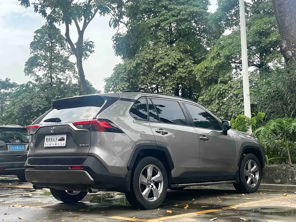 Toyota RAV4 — фото 6