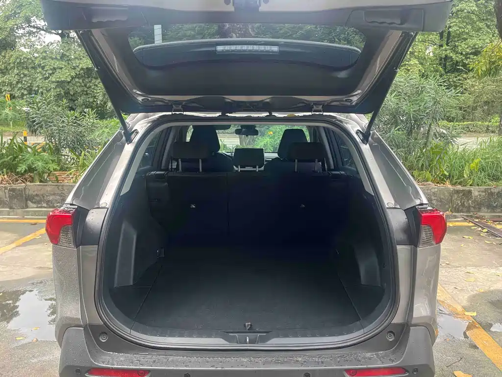 Toyota RAV4 — фото 7