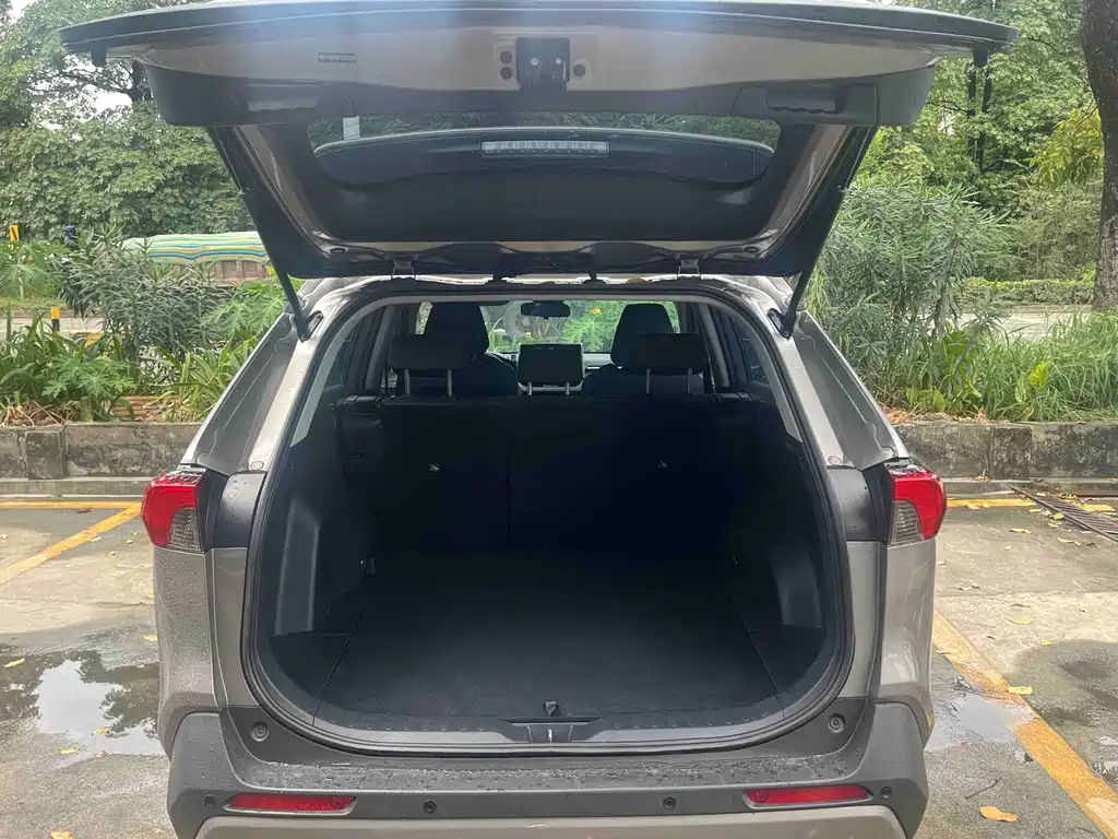 Toyota RAV4 — фото 8