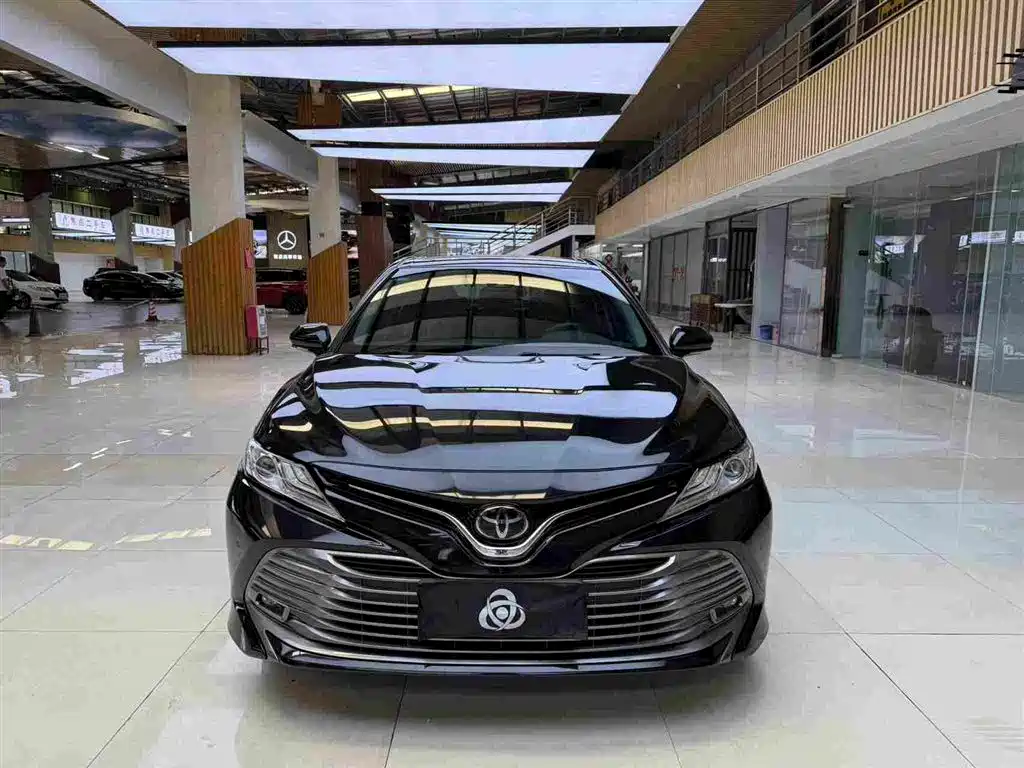 Toyota Camry — фото 2