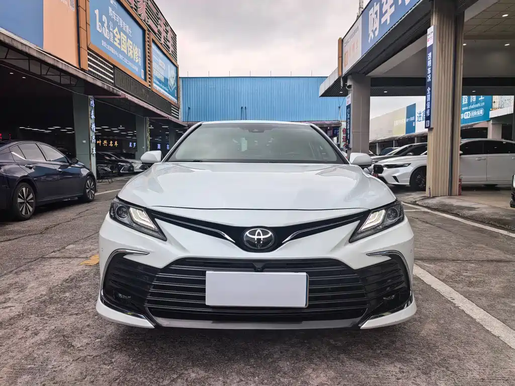Toyota Camry — фото 2