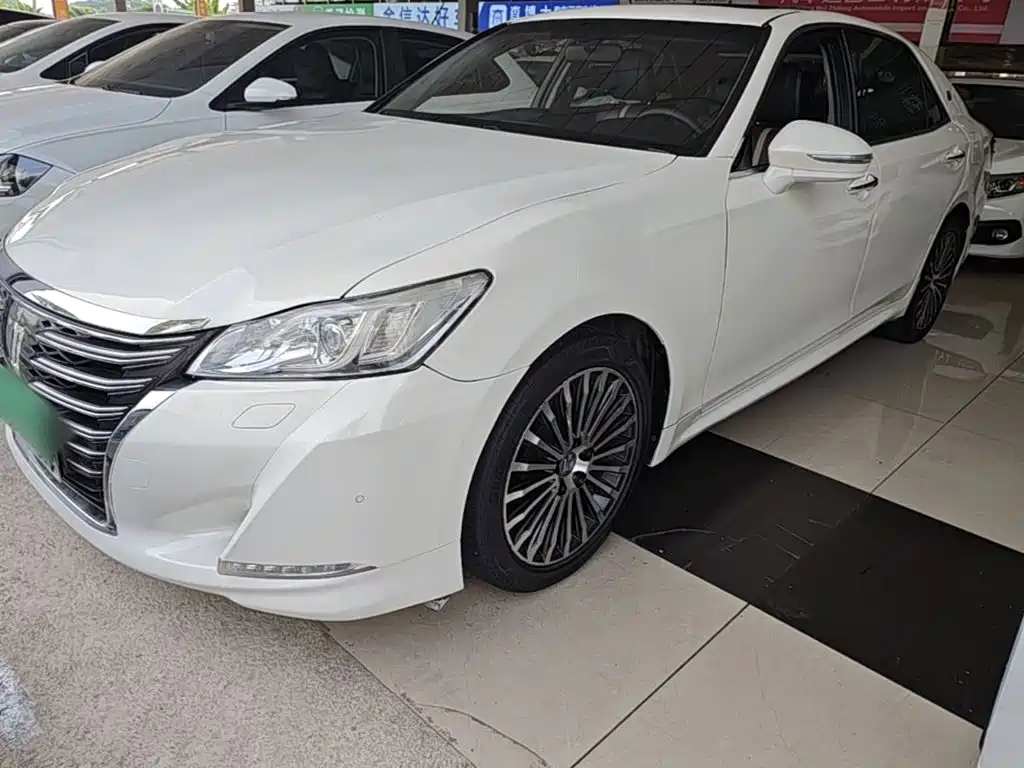 Toyota Crown — фото 2
