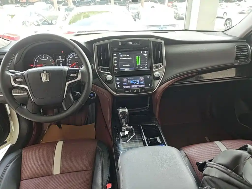 Toyota Crown — фото 10