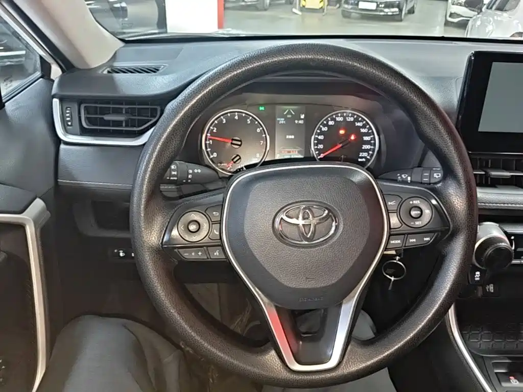 Toyota RAV4 — фото 11