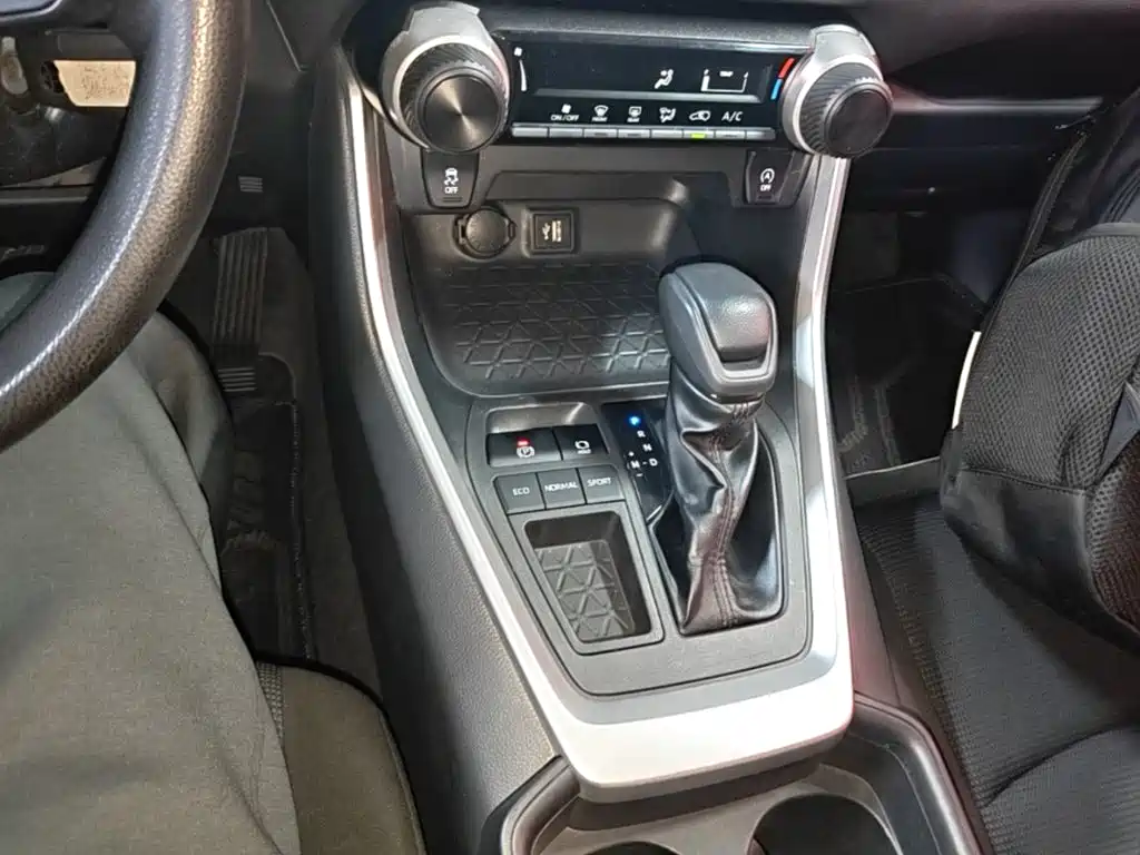 Toyota RAV4 — фото 14