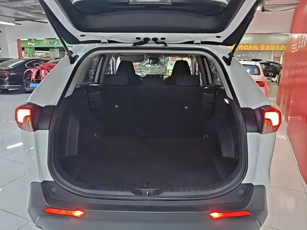 Toyota RAV4 — фото 19