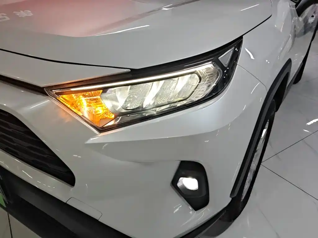 Toyota RAV4 — фото 24