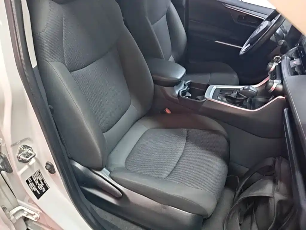 Toyota RAV4 — фото 25