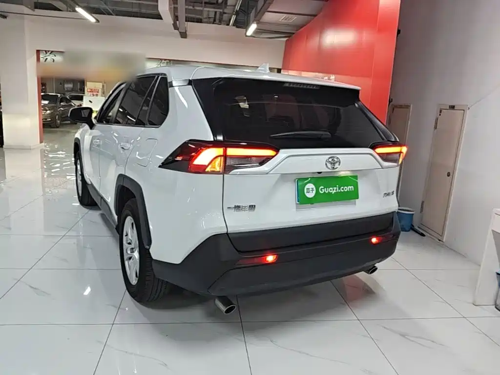 Toyota RAV4 — фото 5