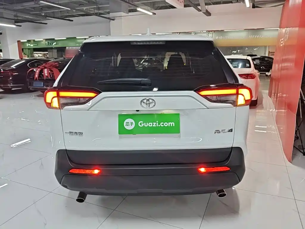 Toyota RAV4 — фото 6