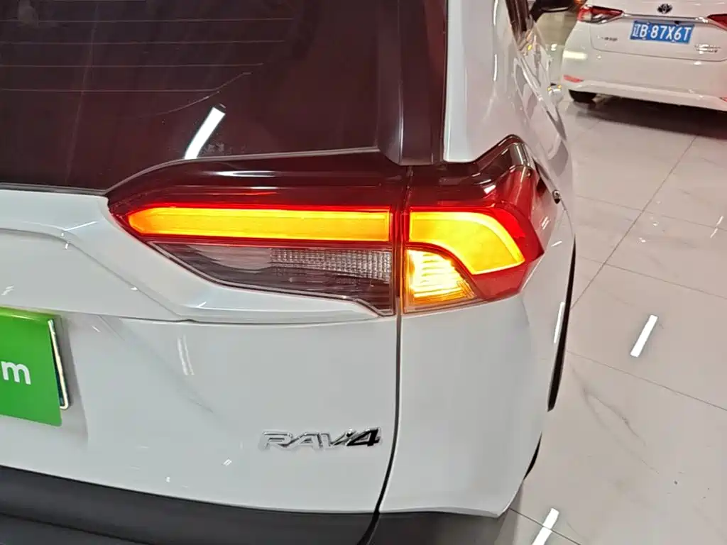 Toyota RAV4 — фото 8