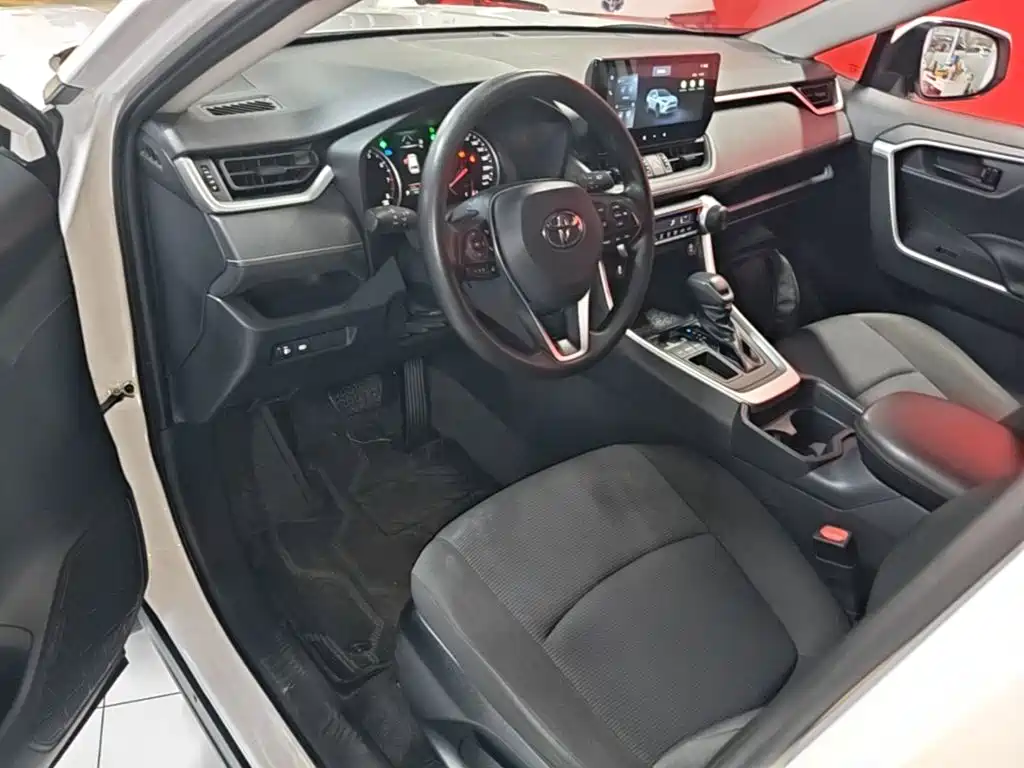 Toyota RAV4 — фото 10