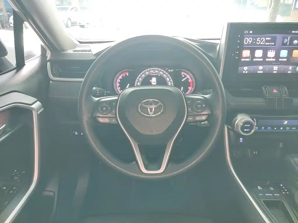 Toyota RAV4 — фото 11