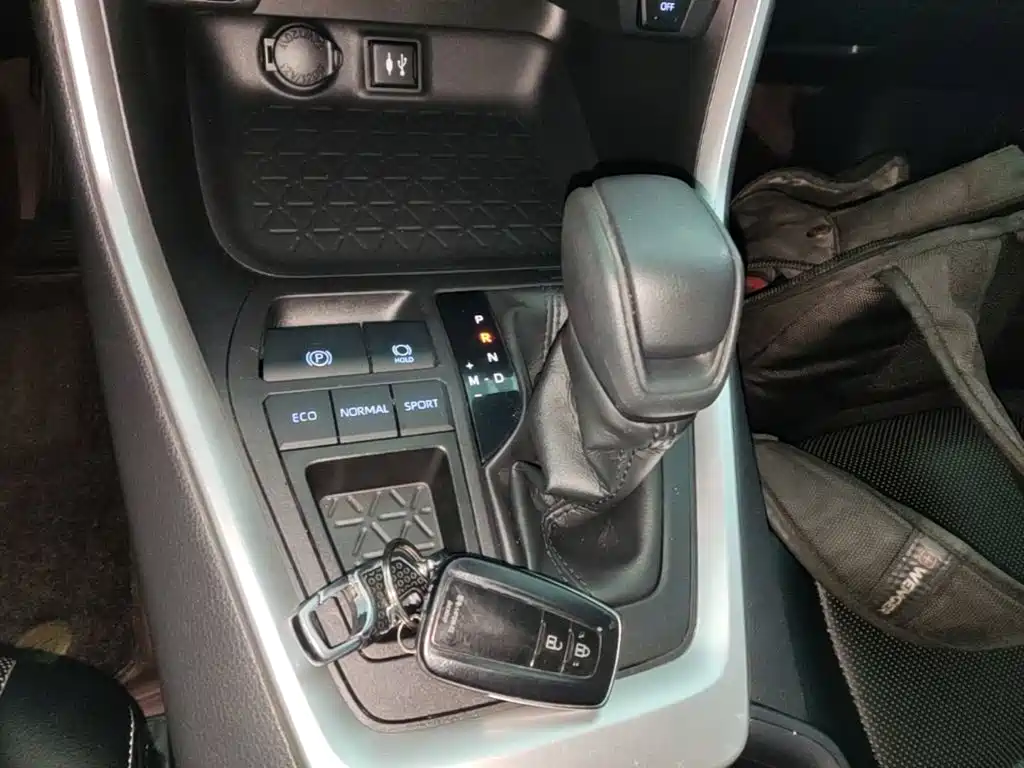 Toyota RAV4 — фото 14