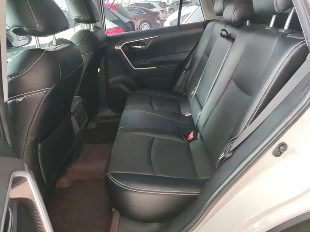 Toyota RAV4 — фото 17