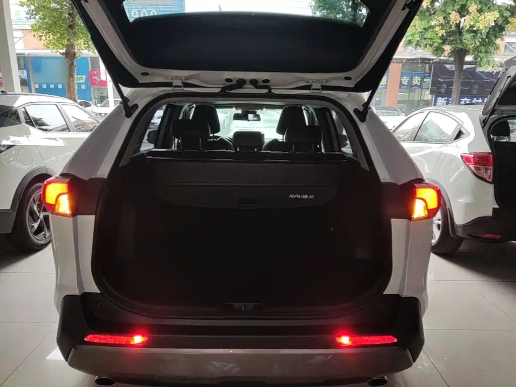 Toyota RAV4 — фото 19