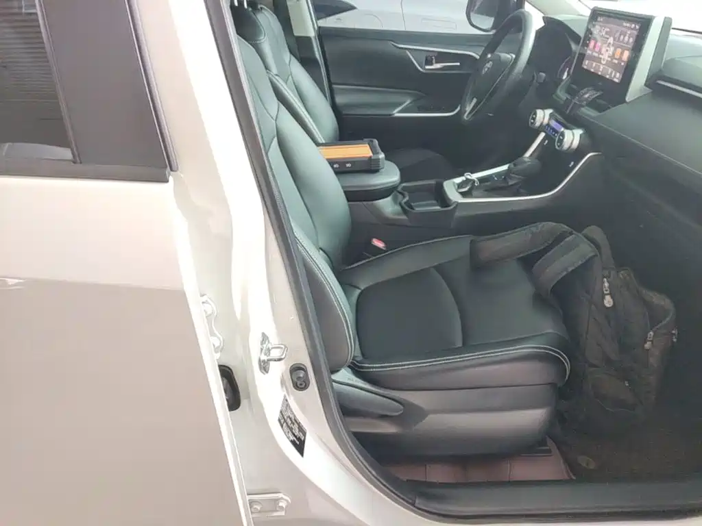 Toyota RAV4 — фото 25