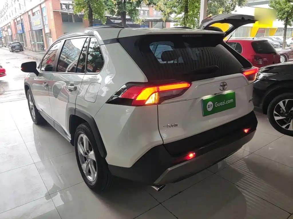 Toyota RAV4 — фото 5