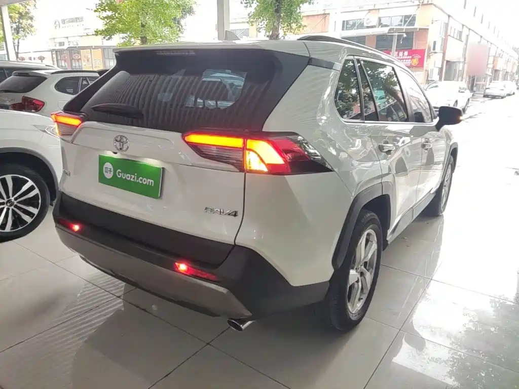 Toyota RAV4 — фото 7