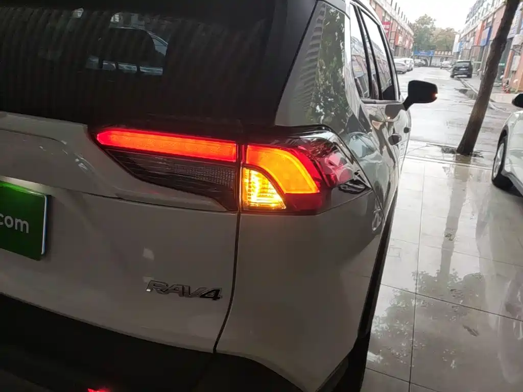 Toyota RAV4 — фото 8