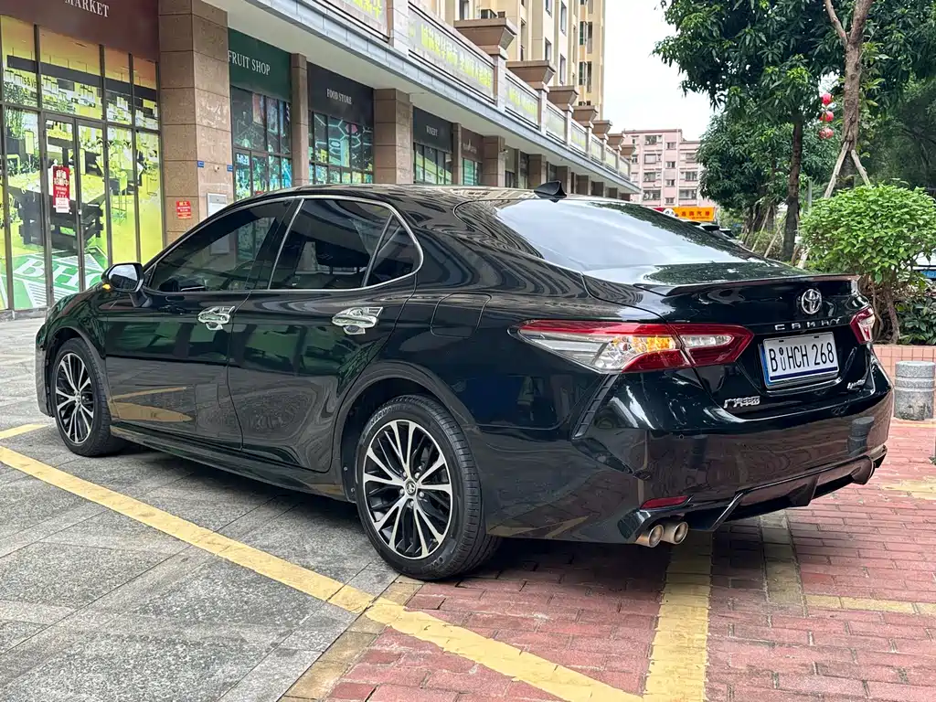 Toyota Camry — фото 4