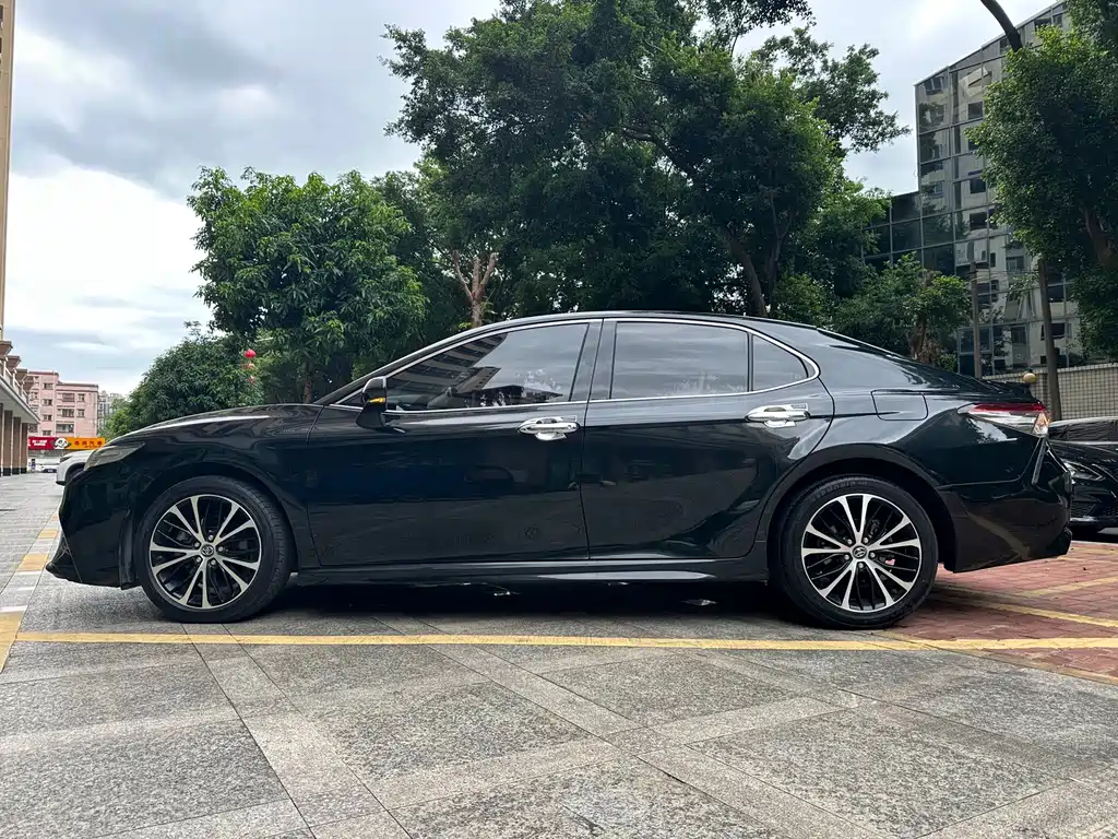 Toyota Camry — фото 8