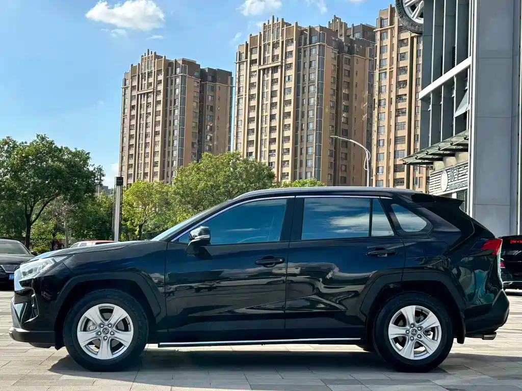 Toyota RAV4 — фото 3
