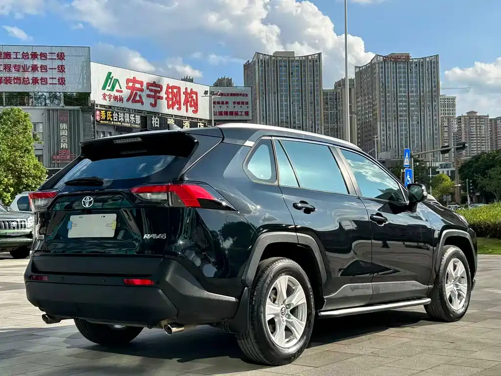 Toyota RAV4 — фото 5