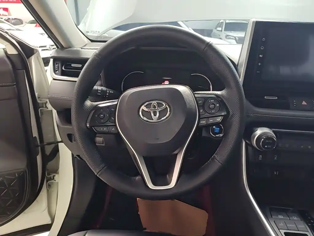 Toyota RAV4 — фото 11