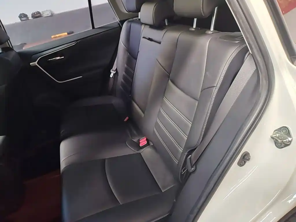 Toyota RAV4 — фото 17