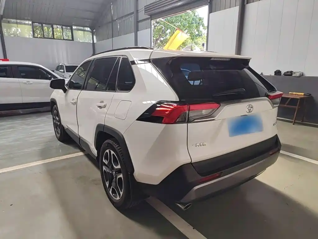 Toyota RAV4 — фото 5